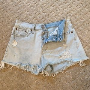 Levi’s HIGH RISE light wash Jean shorts